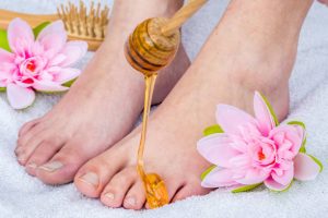 Wellness foot massage with honey